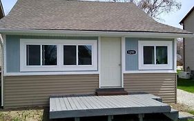 Charming And Happy Walled Lake Mi Cottage